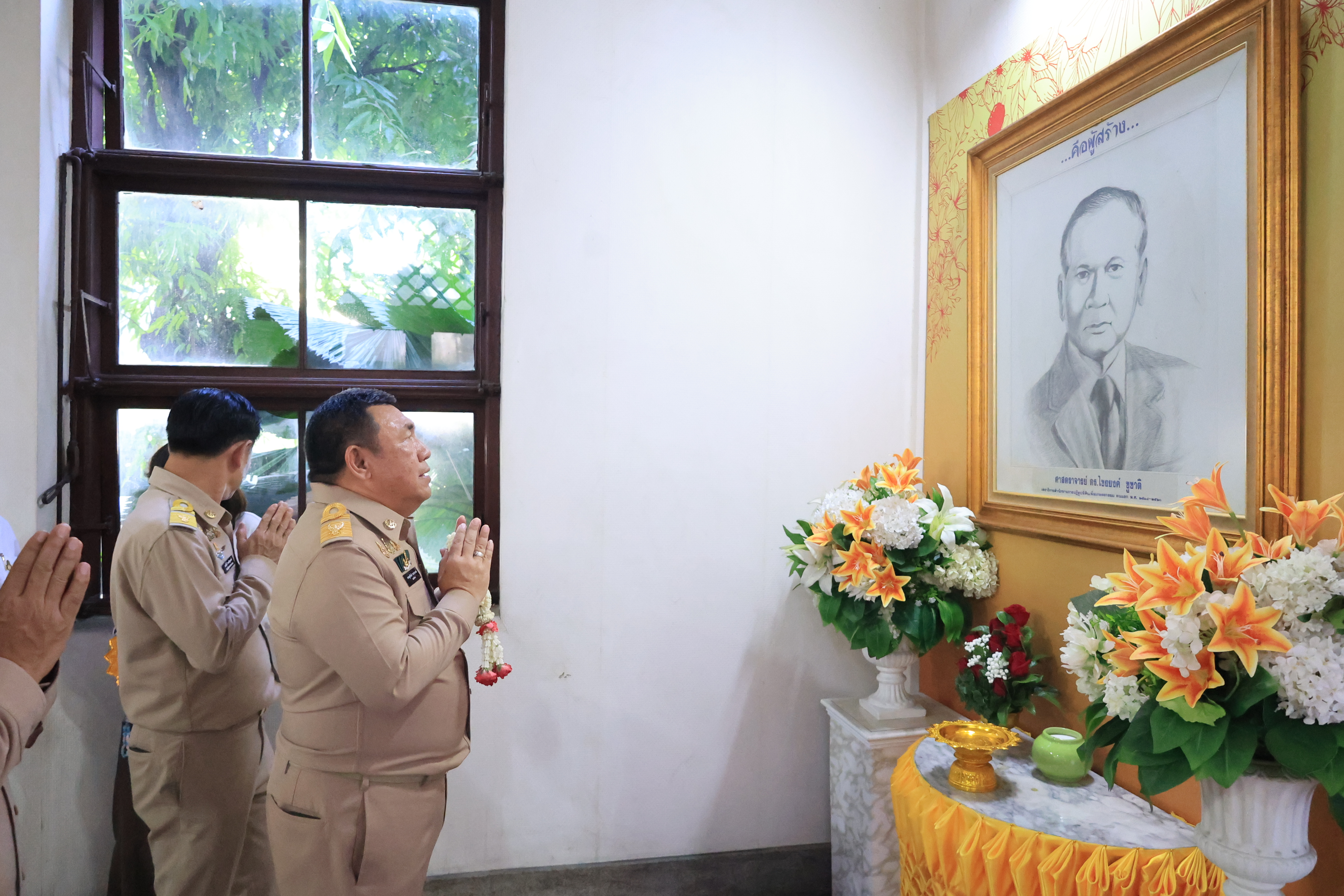 title - เลขาธิการ ส.ป.ก. และผู้เกษียณอายุราชการ สักการะสิ่งศักดิ์สิทธิ์ประจำ กระทรวงเกษตรและสหกรณ์ และ สำนักงานการปฏิรูปที่ดินเพื่อเกษตรกรรม เนื่องในโอกาสเกษียณอายุราชการ